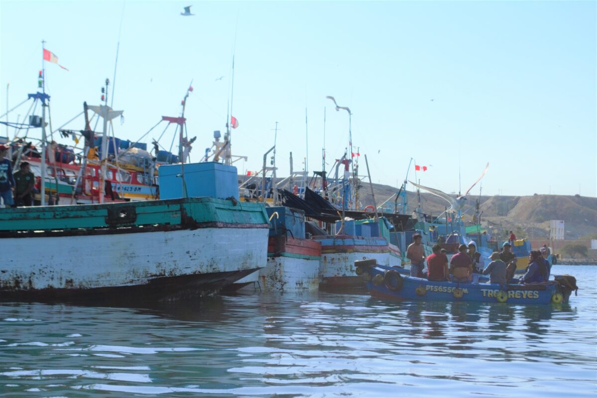 Barcos de pesca de calamar gigante en Perú
