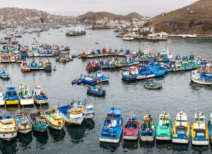 Barcos de pesca en el puerto de Lima