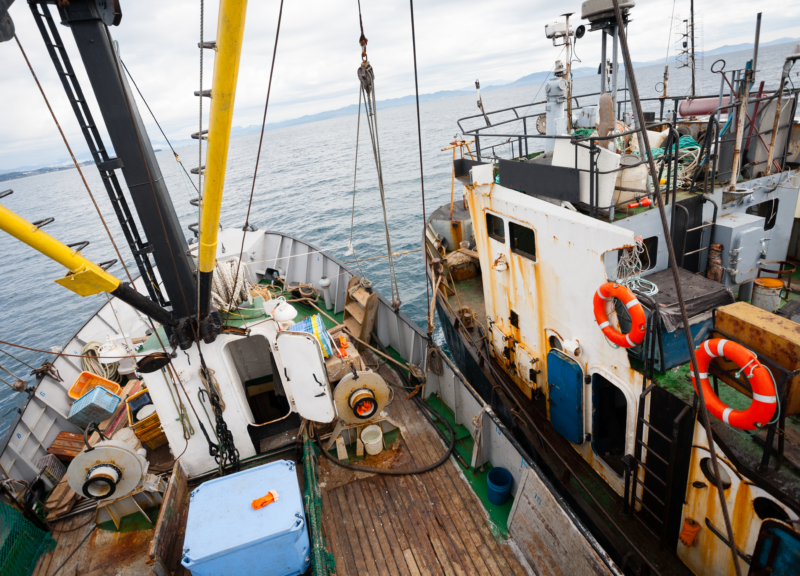 Cubierta de barco pesquero en el océano