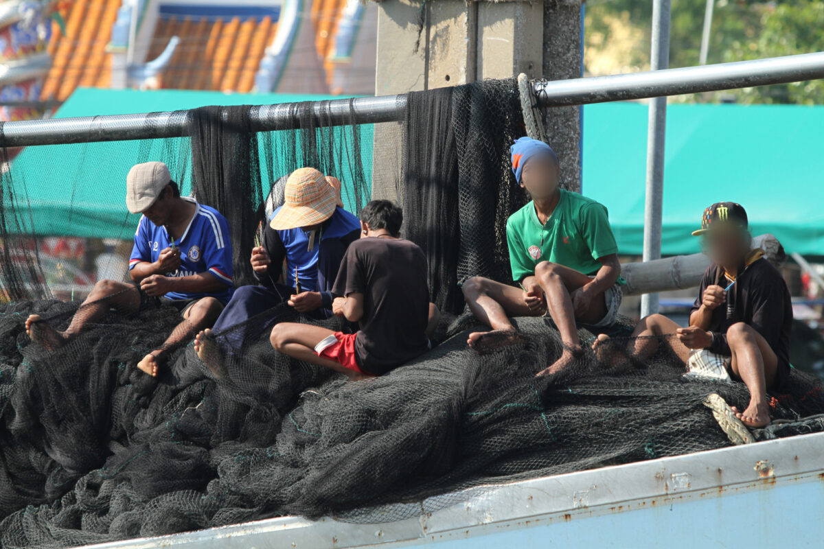 Trabajadores birmanos a bordo de un barco