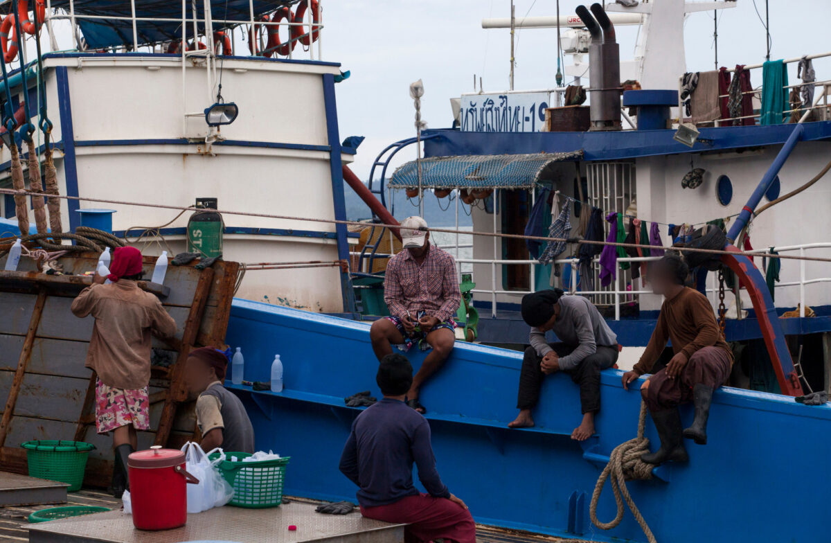 Trabajadores birmanos a bordo de un barco