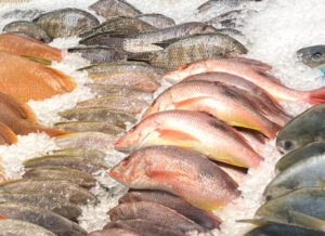 Mostrador de productos del mar frescos en supermercado