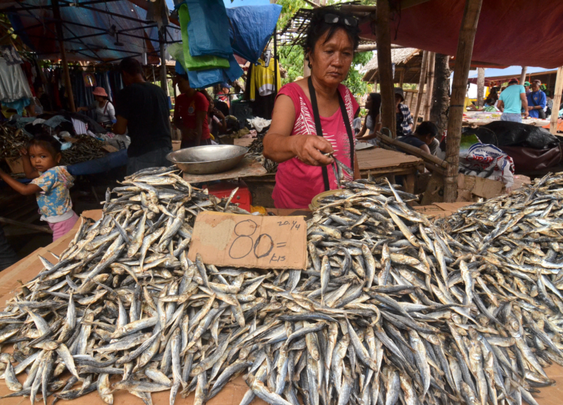 フィリピン、ネグロス島 - 2019年3月27日: マラタパイ市の市場で伝統的な干物を売る人たち