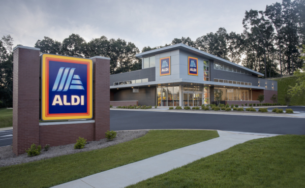 Front of an Aldi supermarket in Harrisburg, with a large Aldi sign out front