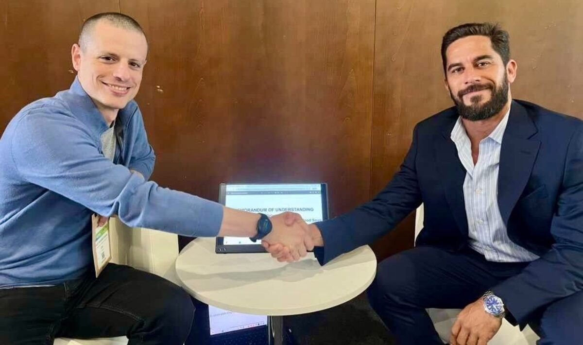 Representantes SFP Seafood Souq se dan la mano tras firmar un memorando de entendimiento