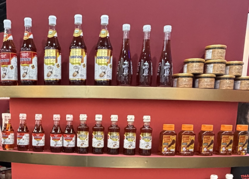 Botellas de salsa de pescado tailandesa expuestas en la feria THAIFEX
