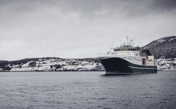 El buque atunero de Ocean Choice International, el Calvert, zarpando hacia alta mar