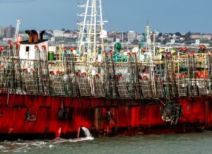 Un bateau de pêche au calmar à quai en Argentine